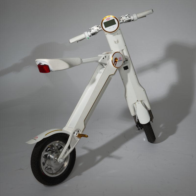 Cruzaa Pro LIMITED EDITION - Sit-down E-Scooter with Built-in Speakers & Bluetooth - Foldable - 350W - Racing White - AmpTrek